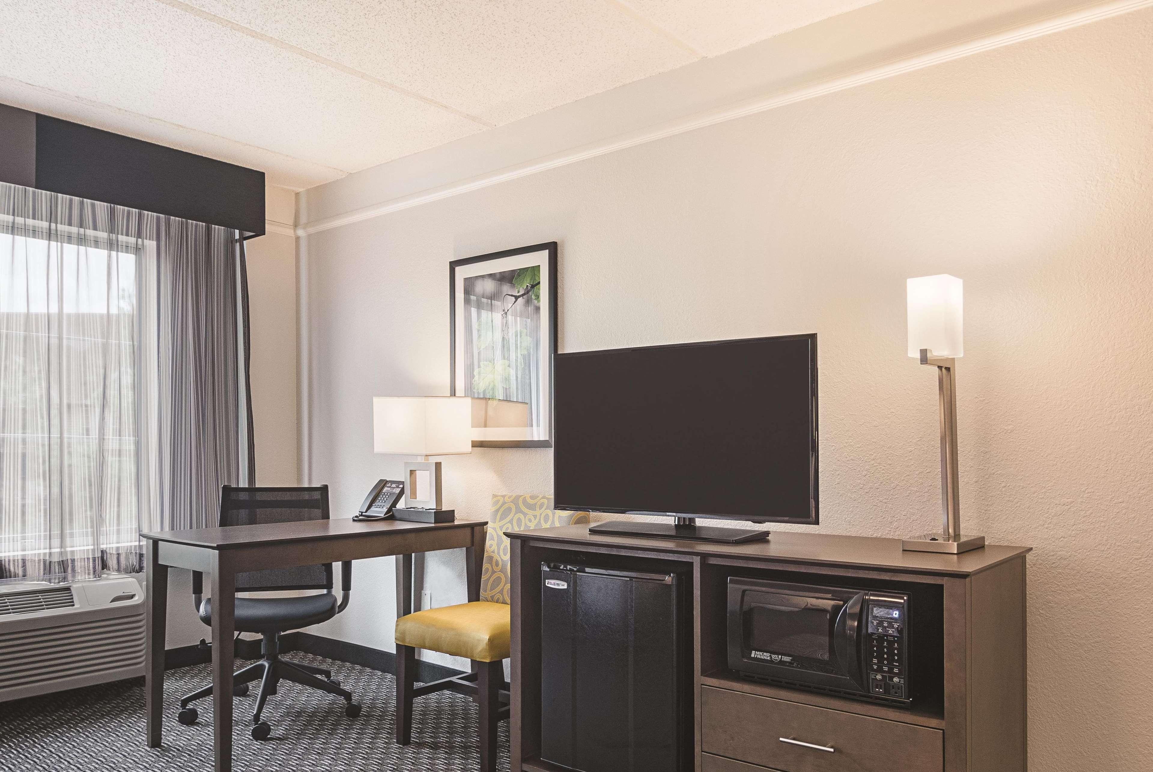 La Quinta By Wyndham Atlanta Perimeter Medical Hotel Sandy Springs Exterior photo