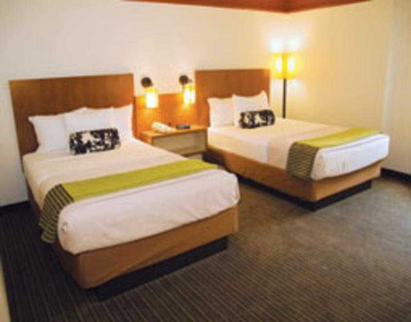 La Quinta By Wyndham Atlanta Perimeter Medical Hotel Sandy Springs Room photo
