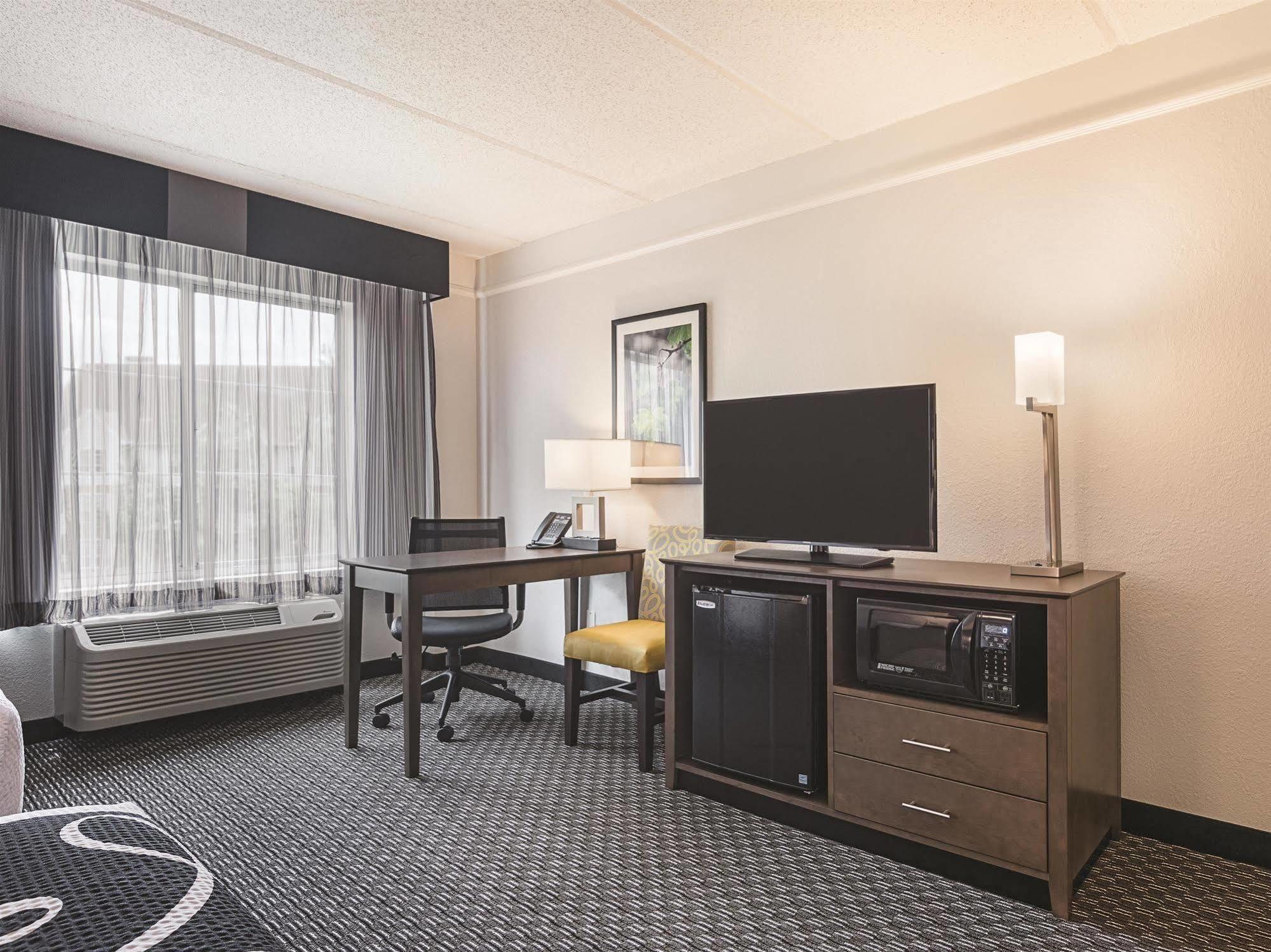 La Quinta By Wyndham Atlanta Perimeter Medical Hotel Sandy Springs Exterior photo